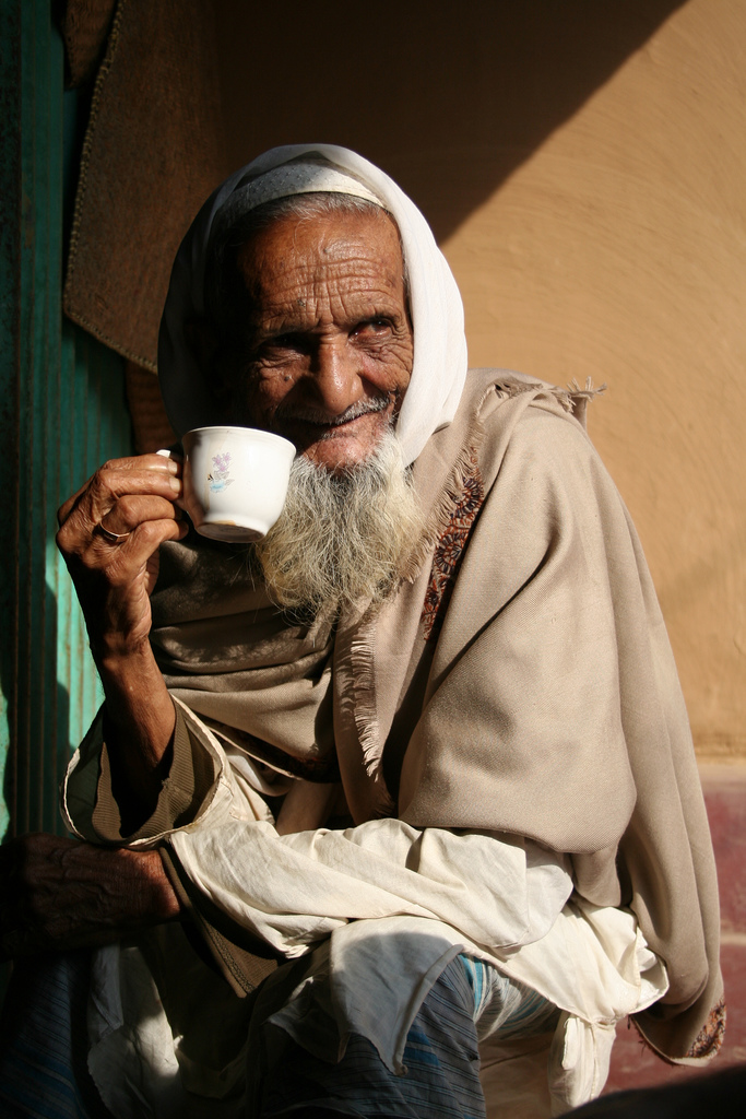 Old_Bangladeshi_drinking_tea.jpg